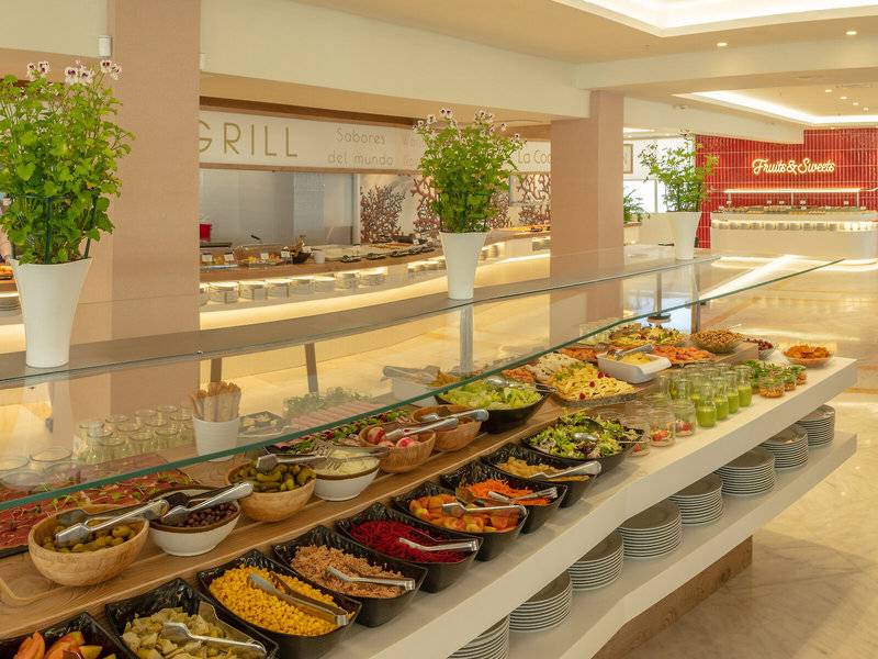 Buffet im RH Bayren & Spa mit verschiedenen Salaten, Obst und Gemüse in Schalen.