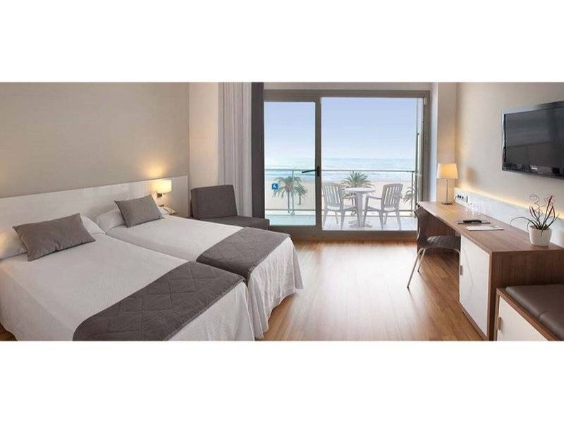 RH Bayren & Spa Hotel Zimmer mit Balkon und Meerblick, zwei Betten, Schreibtisch und Fernseher.
