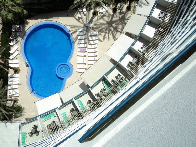 Oberirdischer Pool mit Lounge-Liegen im Hotel Principal Affiliated by RH