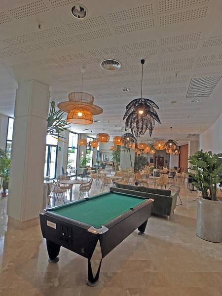 Hotellobby mit Pooltisch, Loungemöbeln und Pflanzen, Principal Afilliated by RH