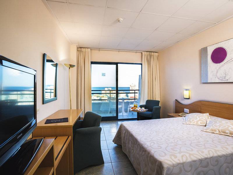 Ein Hotelzimmer mit Meerblick im Principal Affiliated by RH, inklusive Bett, Fernseher und Schreibtisch.