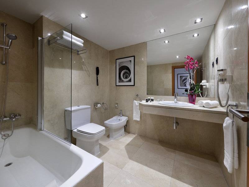 Badezimmer im Exe Rey Don Jaime Hotel mit Badewanne, Dusche, Toilette und Bidet.