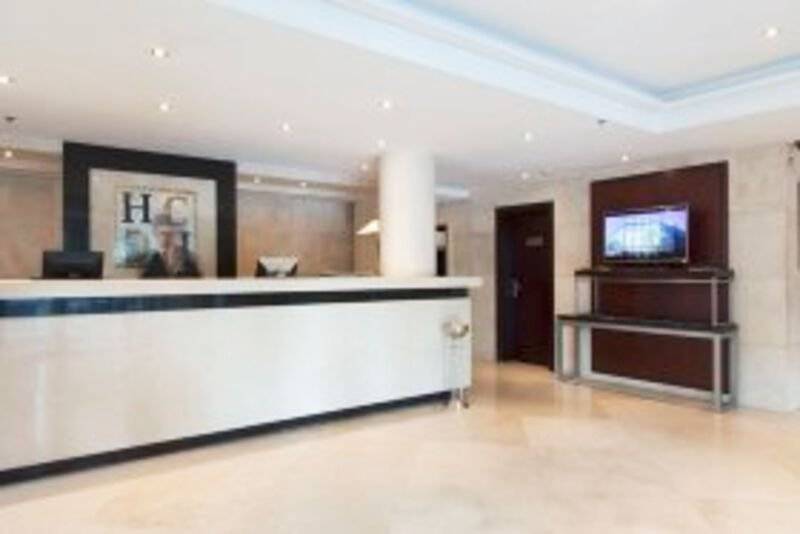 Empfangsbereich des Valencia Center Hotels mit moderner Rezeptionstheke und digitalem Empfangsbereich.