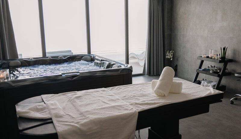 Spa-Bereich im Lindos Royal Resort mit Whirlpool und Behandlungstisch.