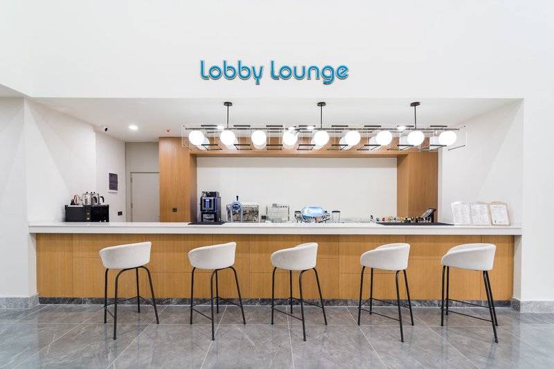 Lobby-Lounge im Arcanus Hotels Trendline Side mit Bar und Sesseln