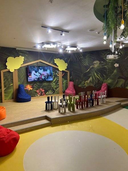 Spielbereich für Kinder im Arcanus Hotels Trendline Side mit bunten Sitzsäcken und Stühlen.