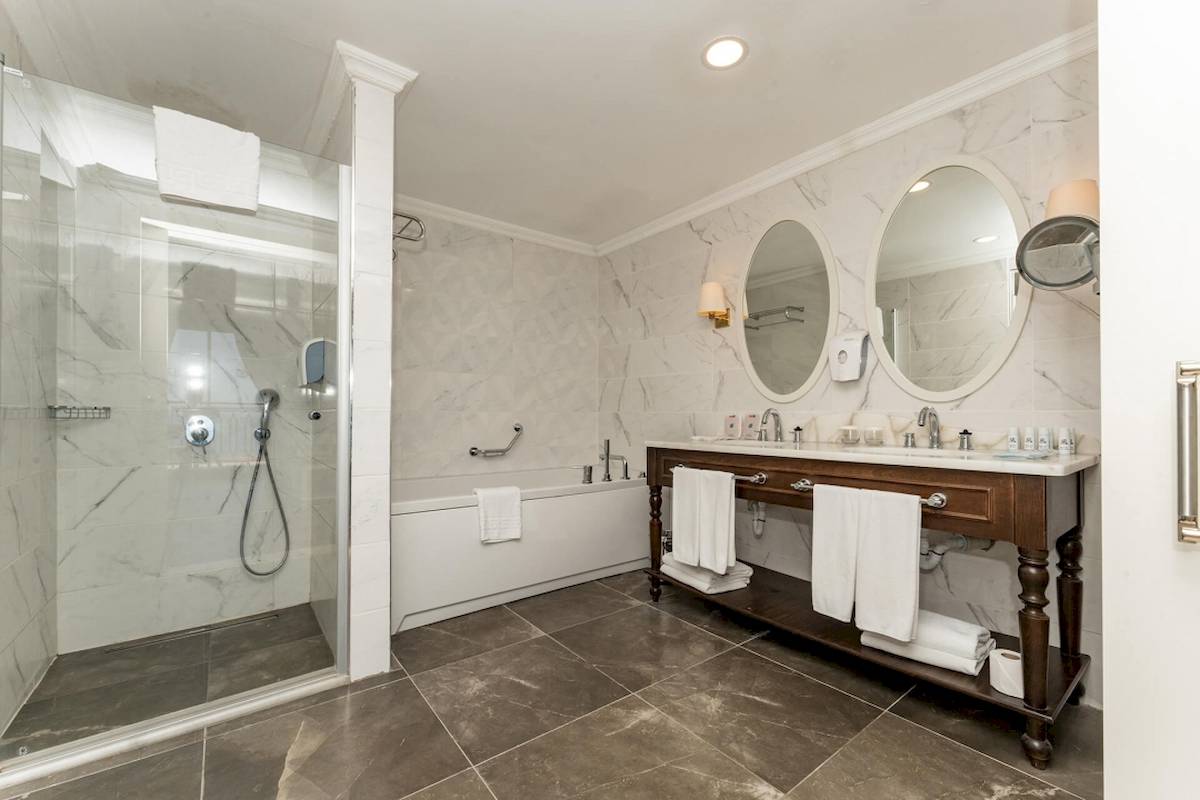 Badezimmer mit Dusche und Badewanne im Sunis Efes Royal Palace