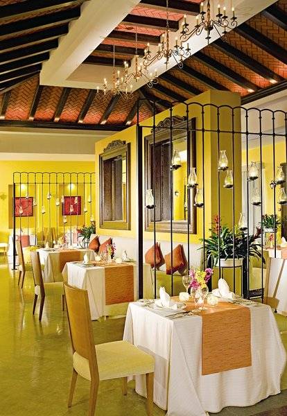 Das Interieur des Secrets St. James Hotel Restaurants mit gedeckten Tischen und Stühlen.