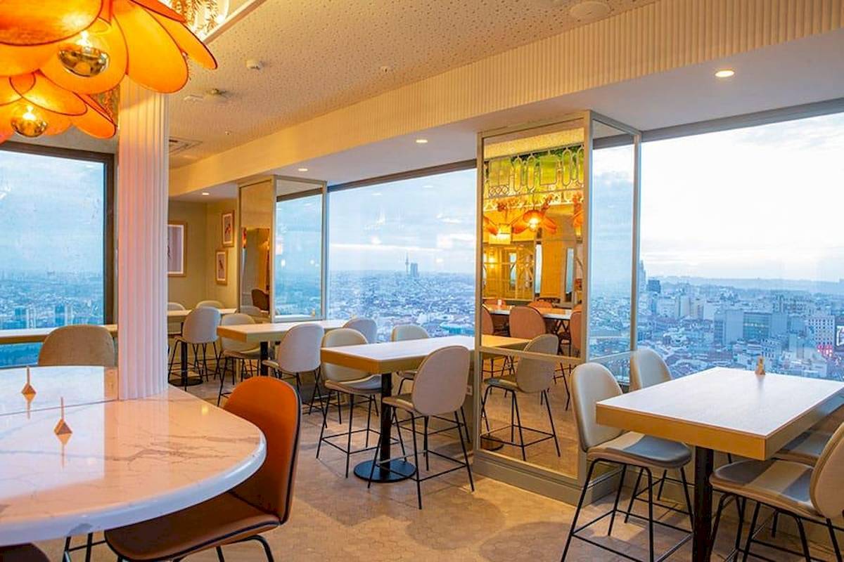 Innenansicht des Restaurants im Riu Plaza Espana mit Blick auf die Stadt.