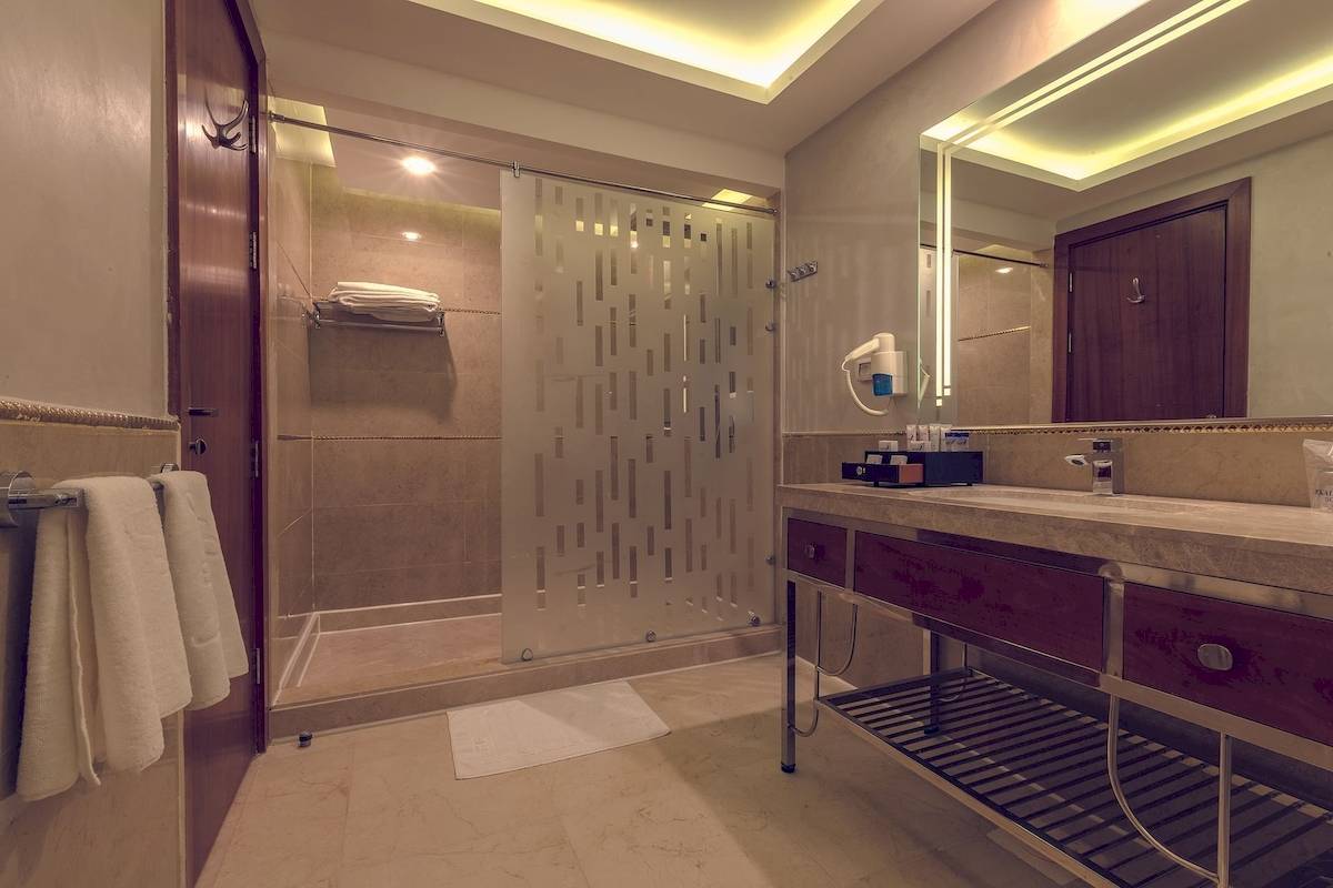 Badezimmer im Pickalbatros Aqua Blu Resort in Hurghada mit Dusche, Waschbecken und Spiegel.