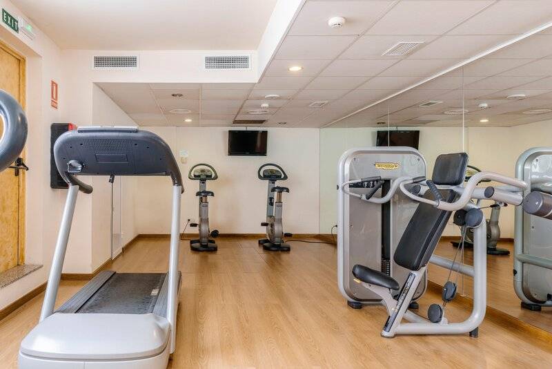 Fitnessraum im ALUA Gran Camp de Mar Hotel mit Laufband und Kraftgeräten.