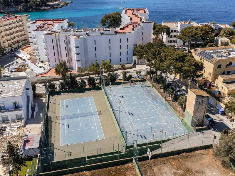 Tennisplatz im Hotel ALUA Gran Camp de Mar mit Blick auf das Meer