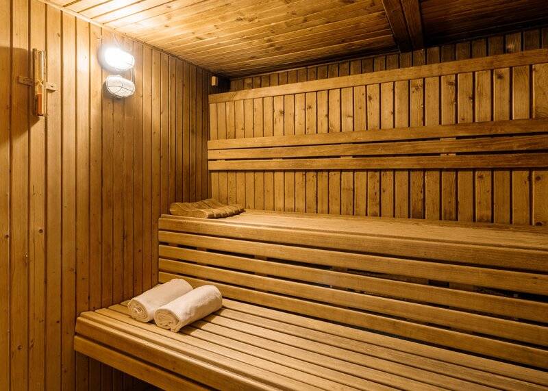 Sauna im ALUA Gran Camp de Mar mit zwei Liegen und zwei Handtüchern