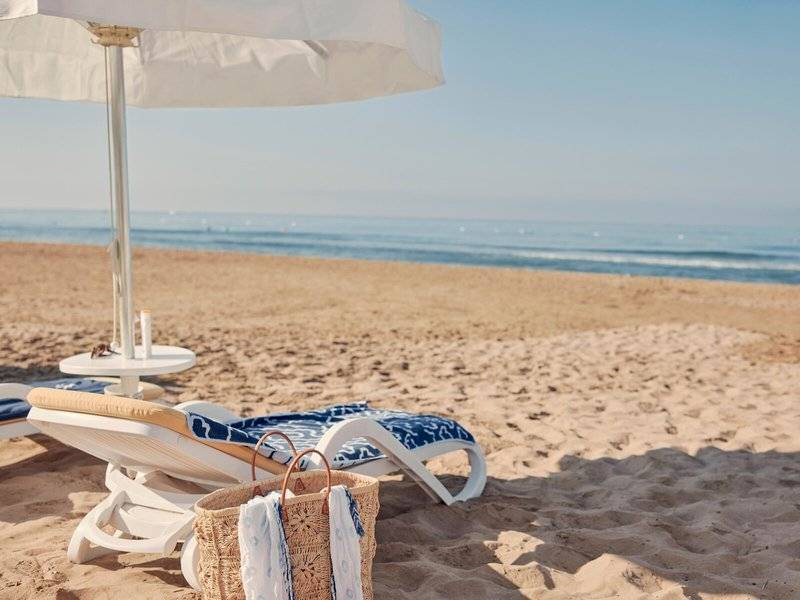 Liegesessel und Schirm am Strand im TUI BLUE Side Hotel