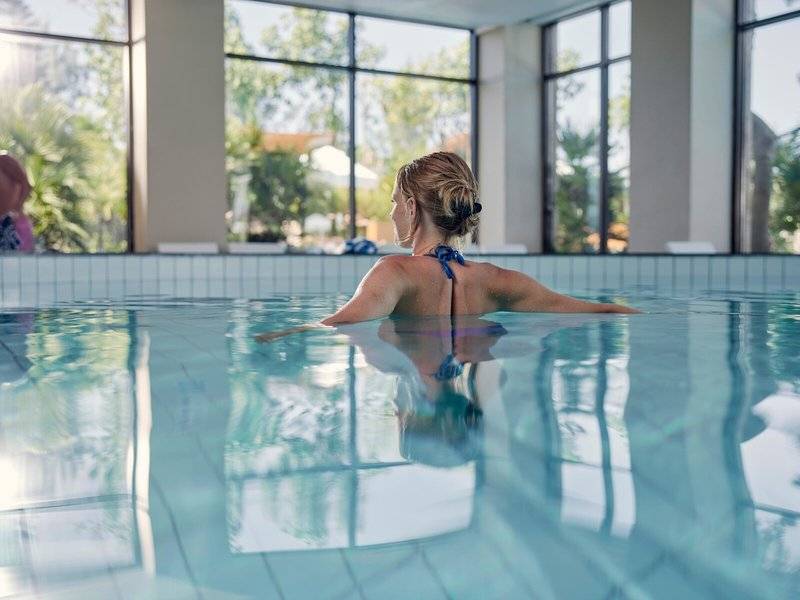 Eine Frau schwimmt entspannt im Pool des TUI BLUE Side Hotels.