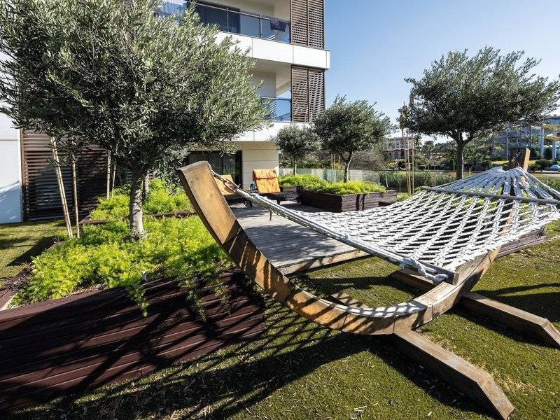 Garten des TUI BLUE Side Hotels mit einer Hängematte auf einer Terrasse.