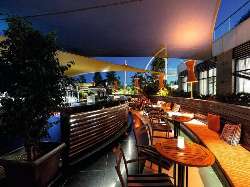 Außenlounge des TUI BLUE Side Hotels mit Bar, Tischen und Bänken.