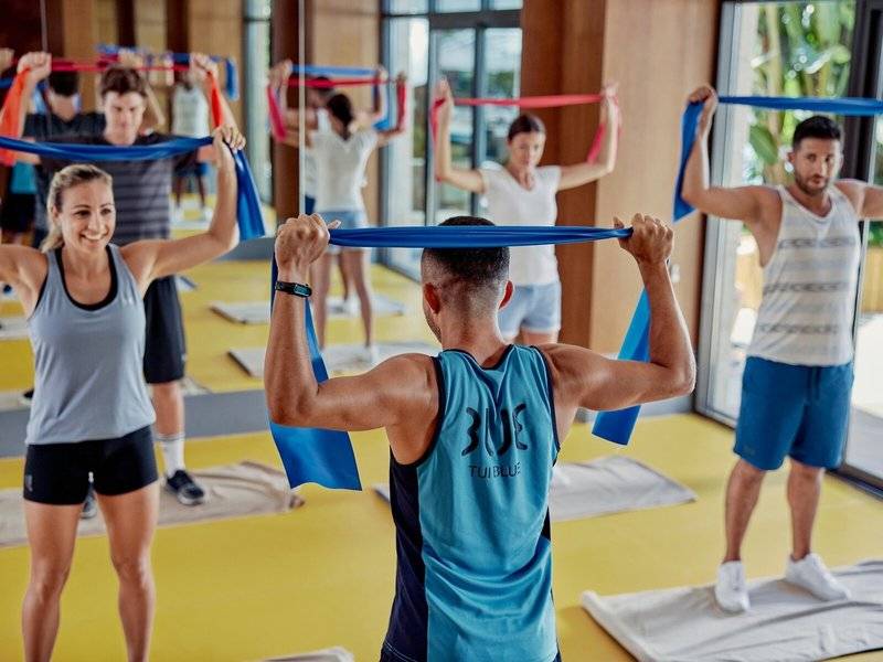 Gruppe von Menschen, die Yoga im TUI BLUE Side Hotel machen
