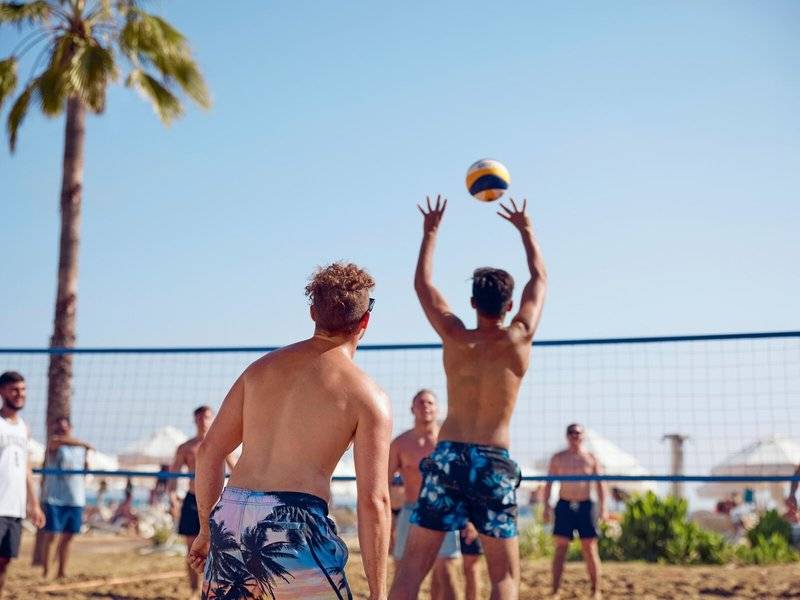 Volleyballspieler auf einem Strand vor dem TUI BLUE Side Hotel