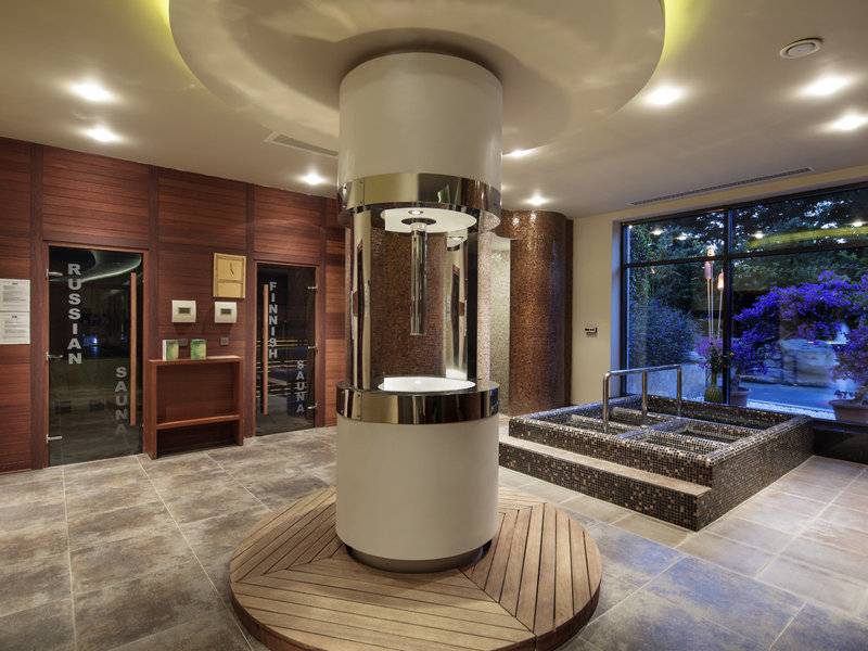 Innenansicht des Saunabereichs im TUI BLUE Side Hotel mit Holzwänden und einer großen Glasscheibe.