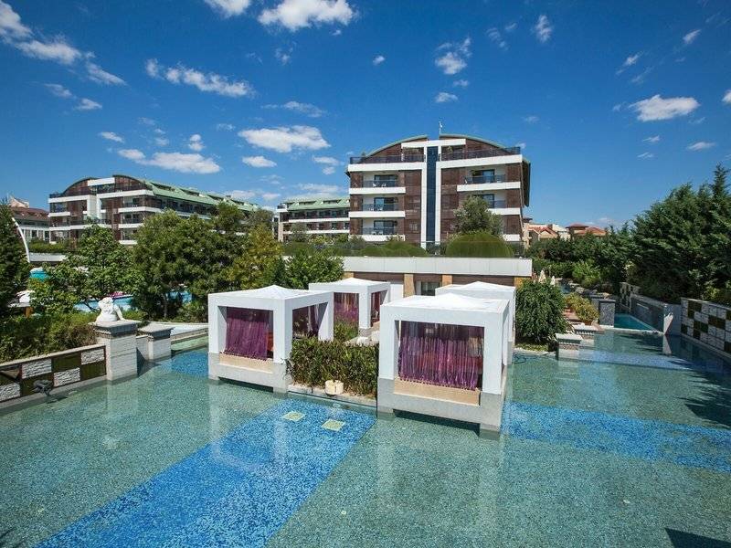 Außenbereich des TUI BLUE Side Hotels mit Pool und weißen Loungebereichen
