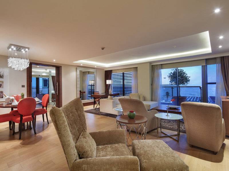 Wohnbereich im TUI BLUE Side Suite mit moderner Einrichtung und Ausblick auf den Ozean.