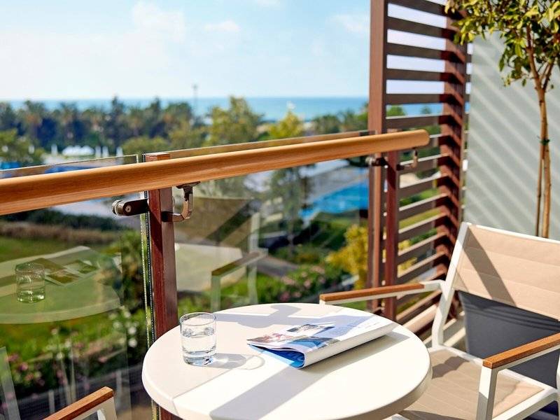Aussicht vom Balkon des TUI BLUE Side Hotels auf das Meer und die Umgebung.