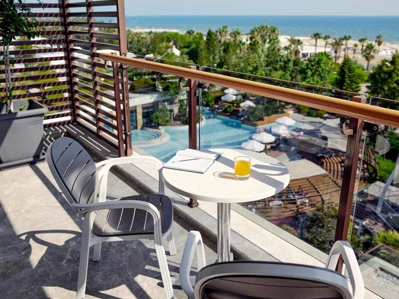 Balkon des TUI BLUE Side Hotels mit Blick auf das Meer und einen Swimmingpool.