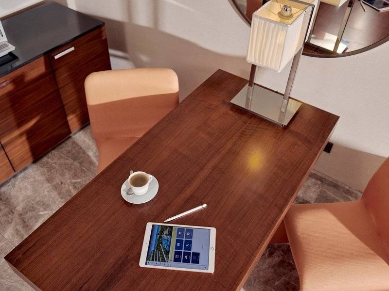 Zimmer im TUI BLUE Side Hotel mit Tisch, Tablet, Kaffee und Stift.