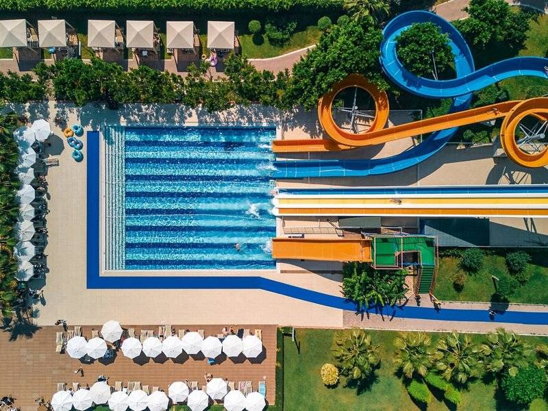 Oberflächenansicht des Schwimmbads und Wasserrutschen im Magic Life Jacaranda Hotel.