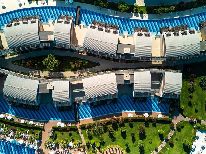 Luftaufnahme des Magic Life Jacaranda Hotels mit Swimmingpools und Gebäuden.