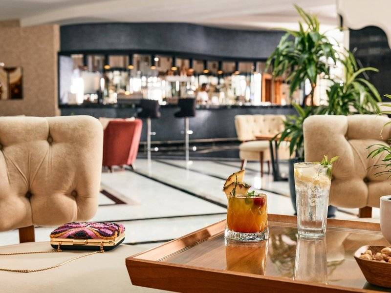 Lobby-Lounge im Magic Life Jacaranda Hotel mit Cocktails und Möbeln