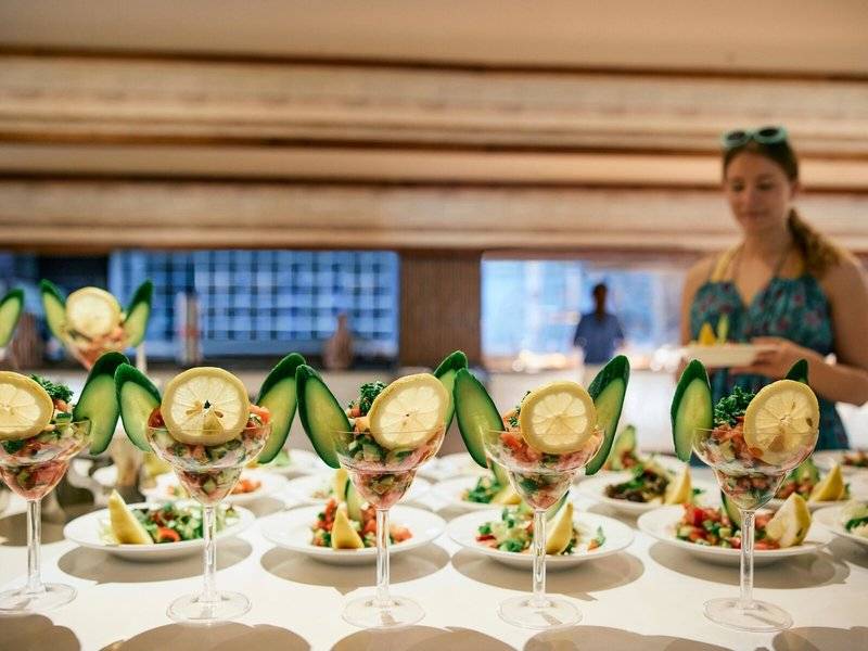 Buffet-Tisch im Magic Life Jacaranda Hotel mit verschiedenen Salaten in Gläsern.