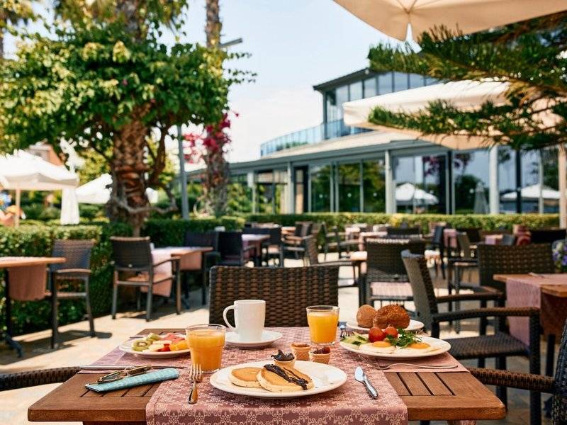 Frühstücksbuffet im Magic Life Jacaranda Hotelrestaurant mit Orangensaft und Frühstücksplatten