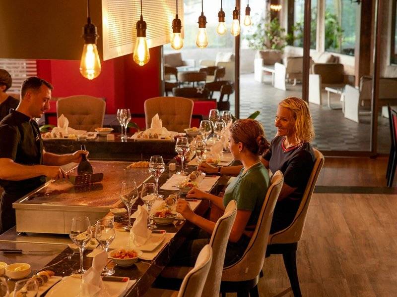 Gäste essen im Restaurant des Magic Life Jacaranda Hotels.