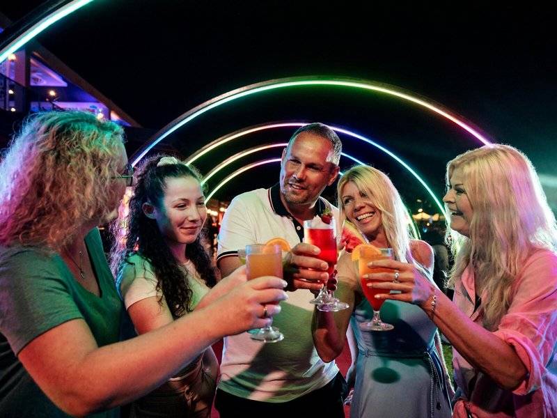 Gruppe von Gästen im Magic Life Jacaranda Hotel beim abendlichen Cocktail
