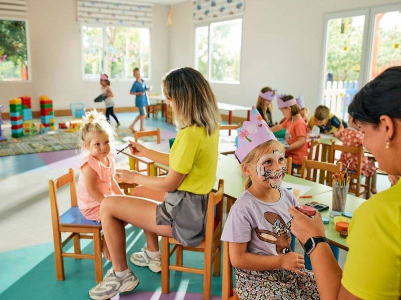 Kinder basteln im Magic Life Jacaranda Hotel in einer farbenfrohen Bastelecke.