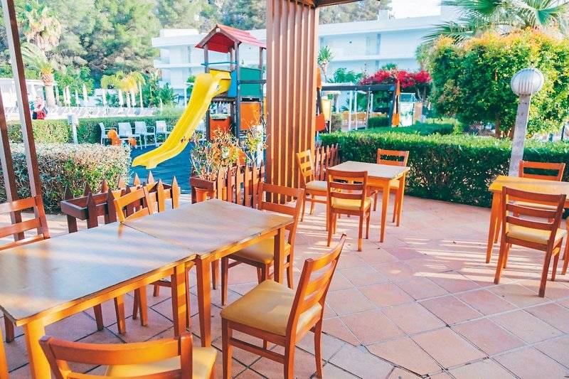 Außenrestaurant des Calimera Balansat Resorts mit Blick auf eine gelbe Rutsche