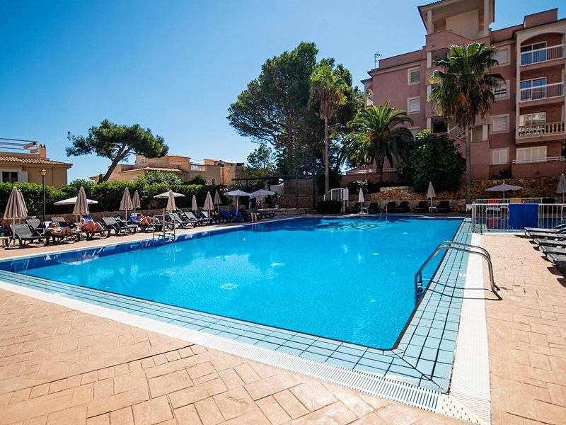 Außenpool des Canyamel Classic Hotels mit Sonnenliegen und Sonnenschirmen