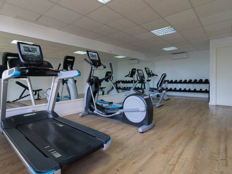 Fitnesscenter im Canyamel Classic Hotel mit Laufband und anderen Trainingsgeräten.