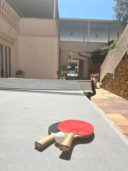 Tischtennistisch im Freien neben einem Gebäude mit Swimmingpool, Canyamel Classic Hotel