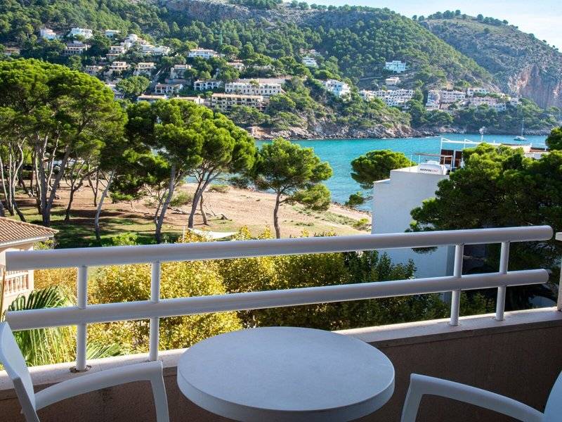 Aussicht vom Balkon des Canyamel Classic Hotels auf die Küste und den Strand.