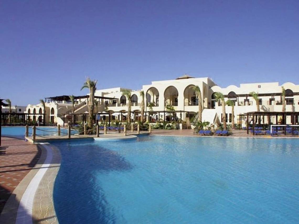 Außenansicht des Jaz Belvedere Resorts mit großem Swimmingpool und Loungestühlen.