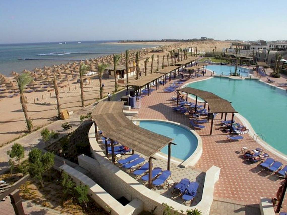 Luftaufnahme des Jaz Belvedere Resorts mit zwei Swimmingpools, Sonnenliegen und Palmen am Strand.