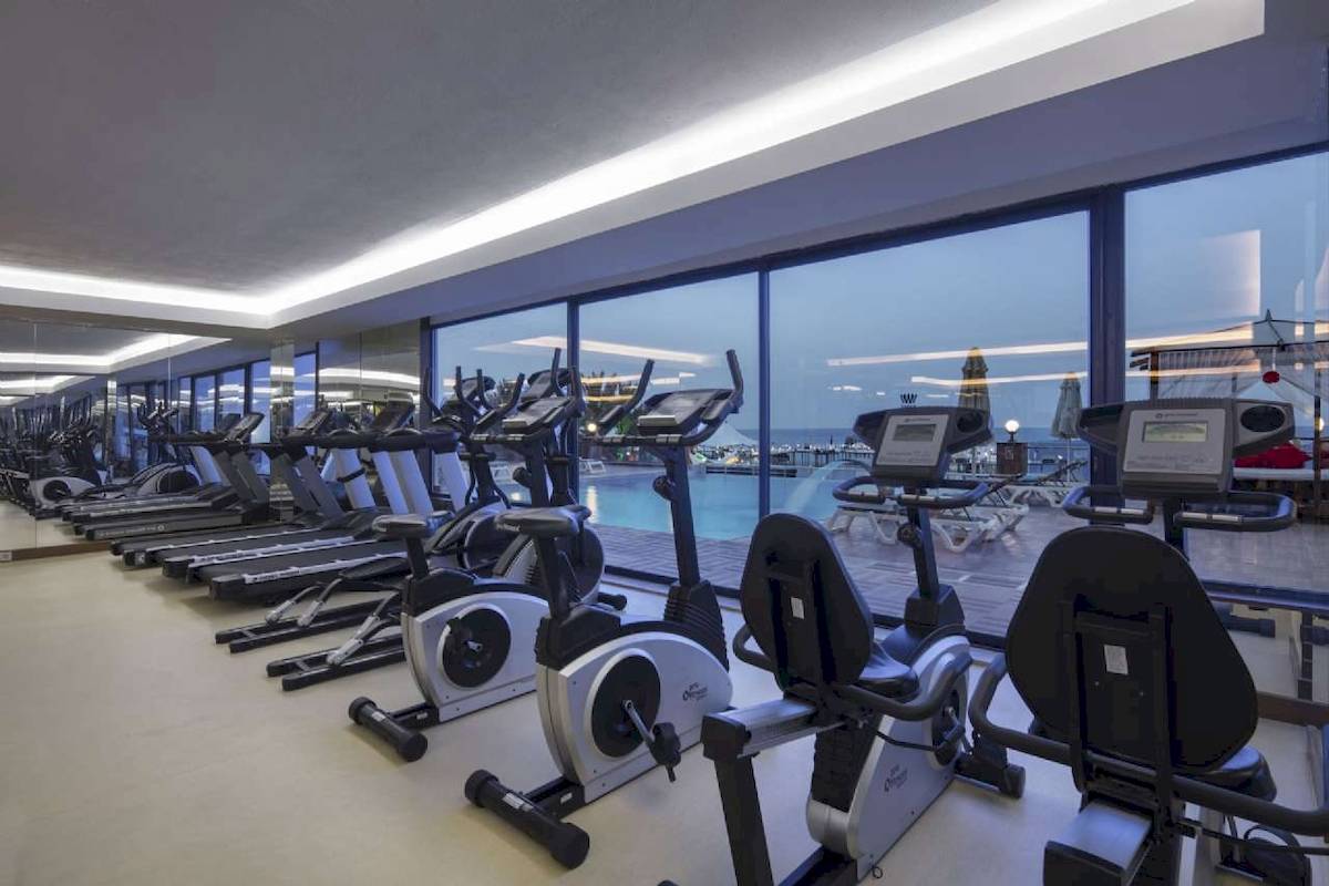 Fitnessstudio im Hotel Granada Luxury Okurcalar mit Blick auf den Pool