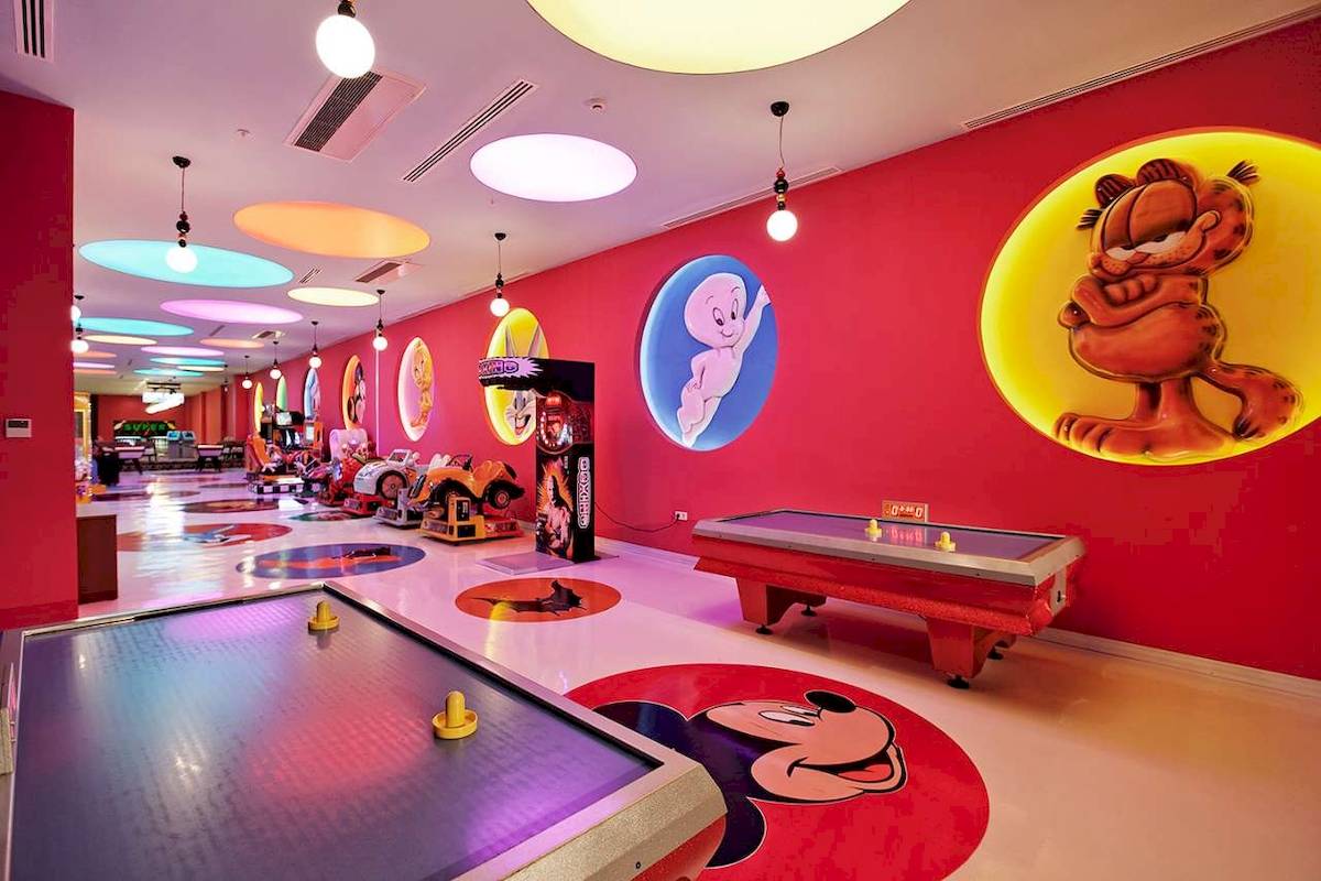 Spielzimmer im Granada Luxury Hotel Okurcalar mit roten Wänden und Spielen.