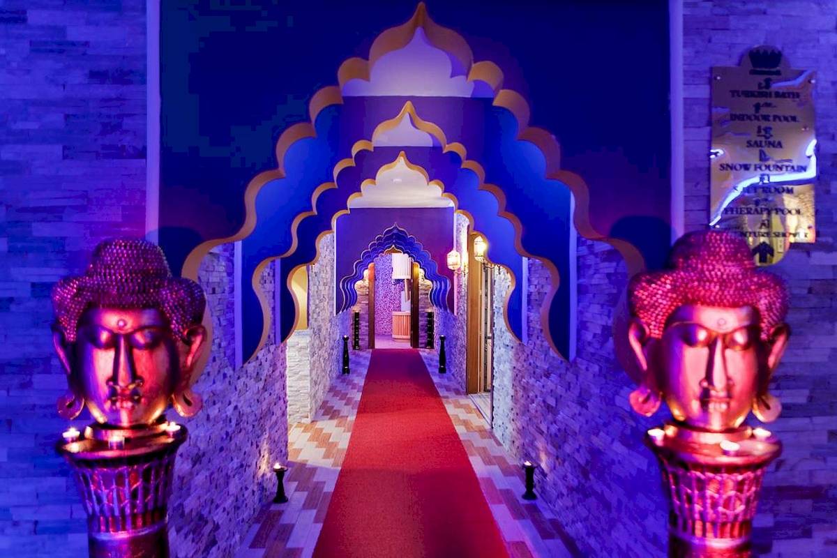 Innenbereich des Granada Luxury Hotel Okurcalar mit einem roten Teppich und blauen Wänden.