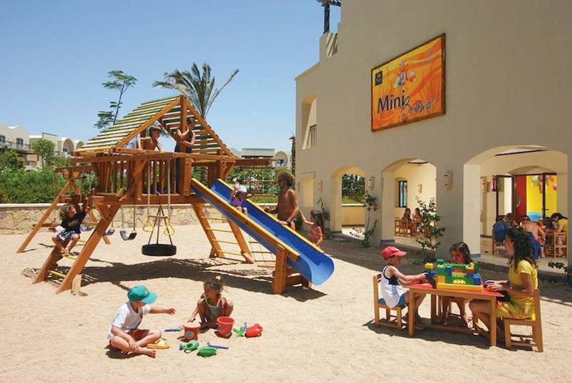 Kinder spielen auf dem Spielplatz des Jaz Belvedere Resorts.