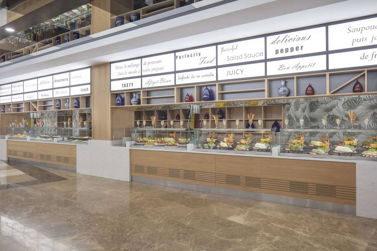 Buffetbereich im Hotelrestaurant Granada Luxury Okurcalar mit verschiedenen Speisen und Dekor.