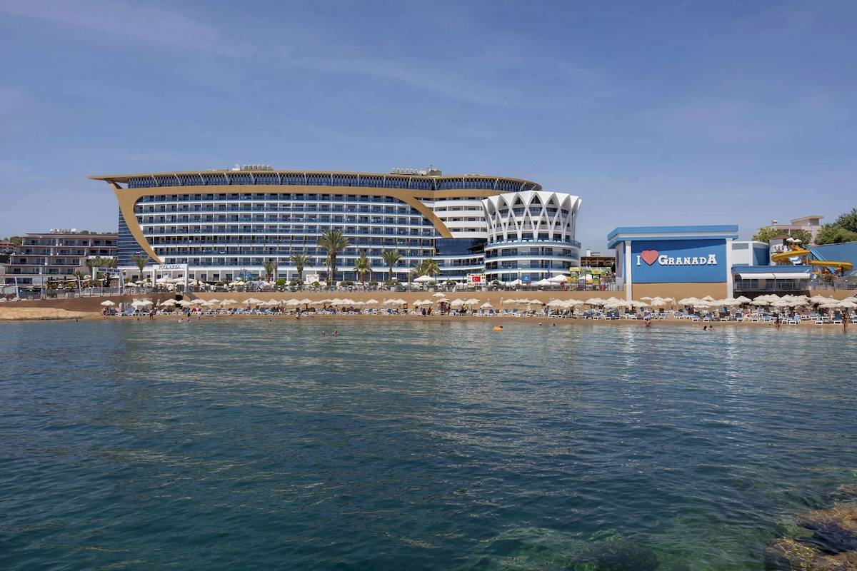 Außenansicht des Granada Luxury Okurcalar Hotels mit Strand und Wasser